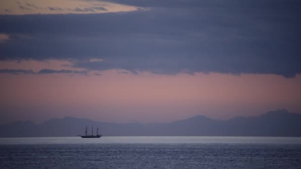 Zeelandschap Met Een Schip Aan Horizon Bij Zonsondergang — Stockvideo