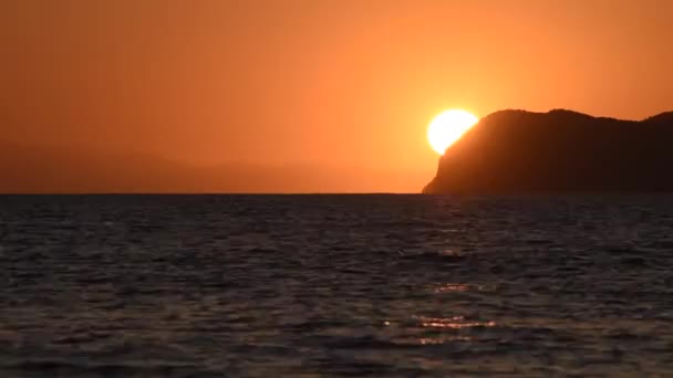 エルバ島の日没時に山の後ろの太陽と海の風景 — ストック動画