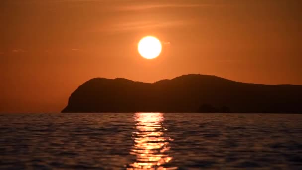 Günbatımı Deniz Manzarası Akdeniz Deki Dağın Tepesinde Güneşle Birlikte — Stok video