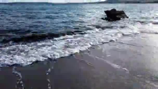 Spiaggia, sabbia e paesaggio marino con montagne alle spalle al tramonto a Maiorca - Timelapse — Video Stock