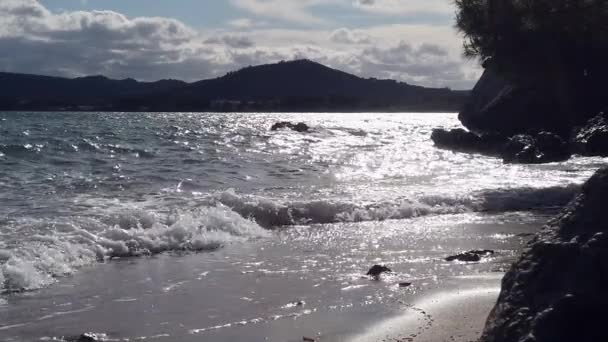 マヨルカ島の背後にある山々とビーチ 砂と海の風景 スローモーション — ストック動画