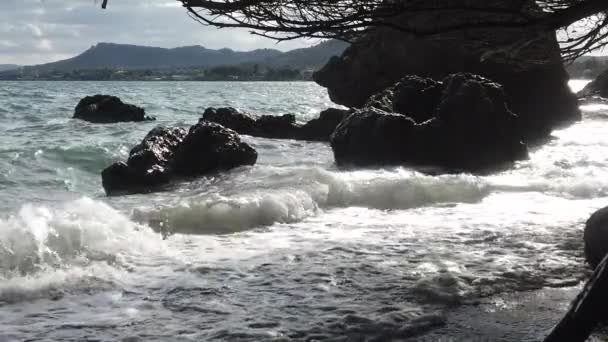 Strand Sand Meer Und Felsen Landschaft Mit Bergen Hintergrund Auf — Stockvideo