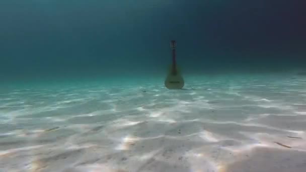 Španělská Kytara Pod Modrým Mořem Písku Při Přiblížení — Stock video
