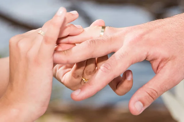 Verlobungsringe Händen — Stockfoto