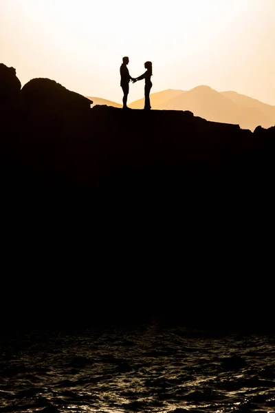 日没の抱擁の愛のカップル マヨルカ島での結婚式 — ストック写真