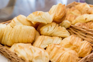 Bir çift çıtır altın ev yapımı ekmek.