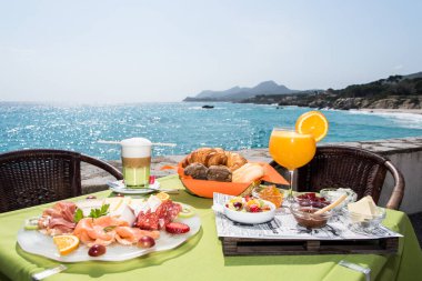Denizin önünde tuzlu ve tatlı bir kahvaltı.