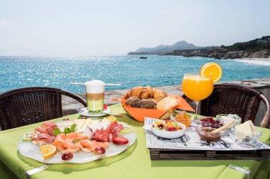 Denizin önünde tuzlu ve tatlı bir kahvaltı.