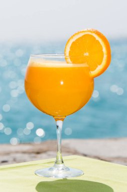 Deniz kıyısında portakal suyu
