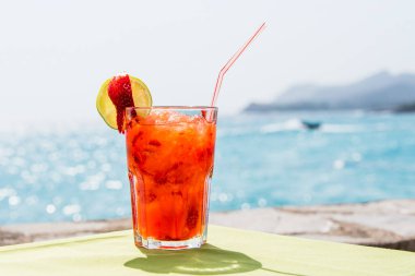 Denizin önünde dondurulmuş kokteyl
