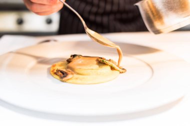 Tipik Avusturya makarnası ve sosu.