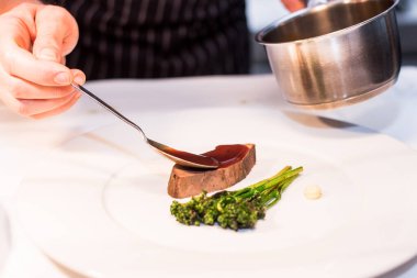 Sos ve sebzeli tipik Avusturya et yemeği.