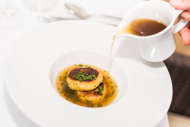 Tipik Avusturya et ve et suyu.