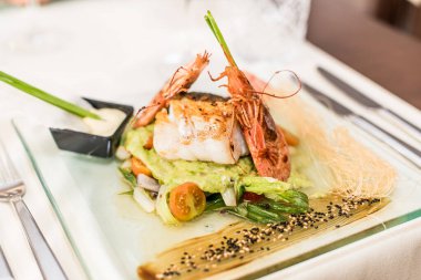 Karidesli Asya yemeği ve sos.