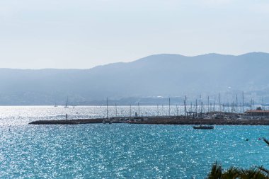 El Arenal, Majorca 'daki deniz ve dağlar.