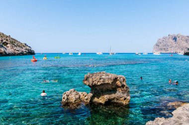 Cala San Vicente, Mayorka 'daki sahil, deniz ve dağ manzarası