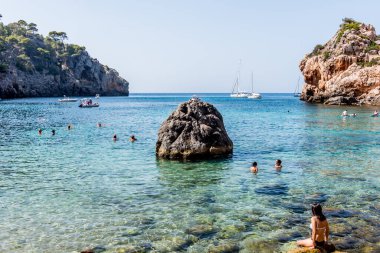 Cala Deia, Majorca 'daki sahil, deniz ve dağ manzarası