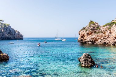 Cala Deia, Mayorka 'da deniz ve dağ manzarası