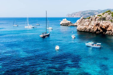 Cala Deia, Majorca 'daki tekne, deniz ve dağların manzarası