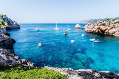 Cala Deia, Majorca 'daki tekne, deniz ve dağların manzarası