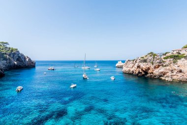 Cala Deia, Majorca 'daki tekne, deniz ve dağların manzarası