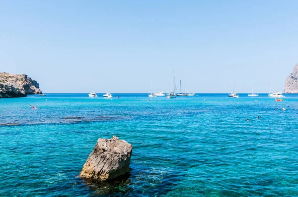 Cala San Vicente, Mayorka 'daki sahil, deniz ve dağ manzarası