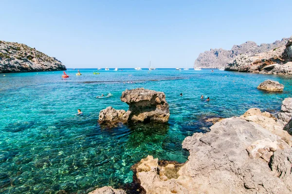 Cala San Vicente, Mayorka 'daki sahil, deniz ve dağ manzarası