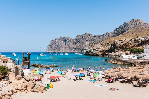 Cala San Vicente, Mayorka 'daki sahil, deniz ve dağ manzarası