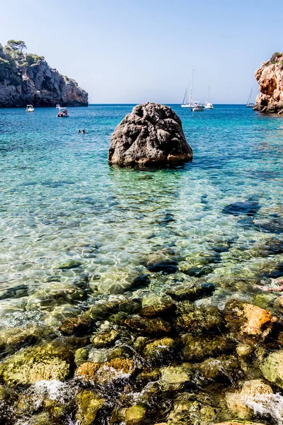 Cala Deia, Mayorka 'da deniz ve dağ manzarası