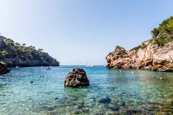 Cala Deia, Mayorka 'da deniz ve dağ manzarası
