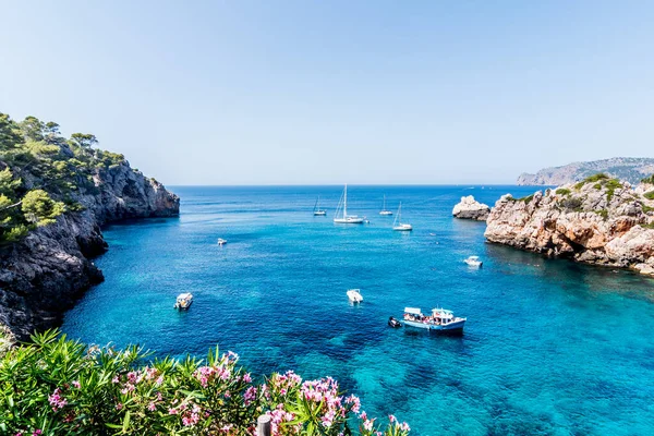 Cala Deia, Majorca 'daki tekne, deniz ve dağların manzarası