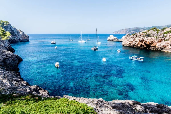 Cala Deia, Majorca 'daki tekne, deniz ve dağların manzarası
