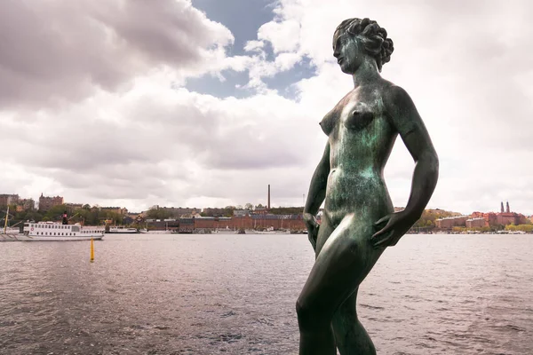 Stockholm 'deki deniz kenarında heykel.