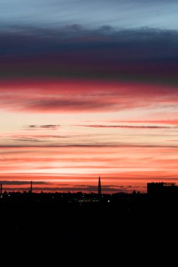 St. Petersburg şehrinde günbatımı ve gökyüzü