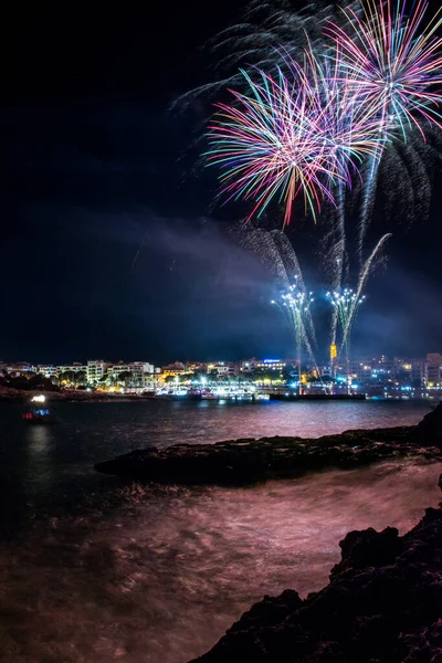 Mayorka 'da Porto Cristo Denizi üzerinde havai fişekler