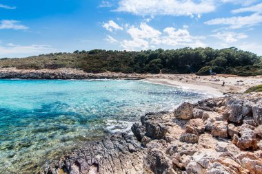 Gökyüzü, deniz ve insanlar manzara. Cala Varques, Mayorka