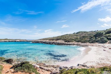 Gökyüzü, deniz ve tekne manzarası. Cala Varques, Mayorka