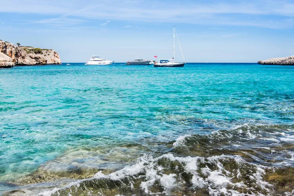 大海和船的风景 Majorca Cala Varques — 图库照片