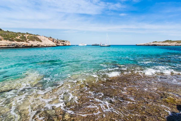 大海和船的风景 Majorca Cala Varques — 图库照片