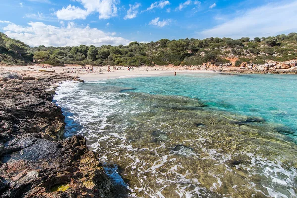 大海和海滩上的人的景观 Cala Nau Majorca — 图库照片