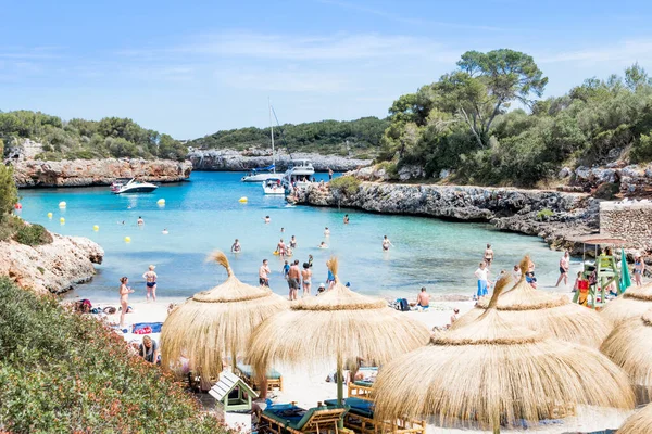 Gökyüzü manzarası, deniz ve sahildeki insanlar. Cala Sa Nau, Mayorka