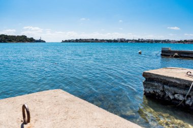 Mavi gökyüzü olan limanın görüntüsü