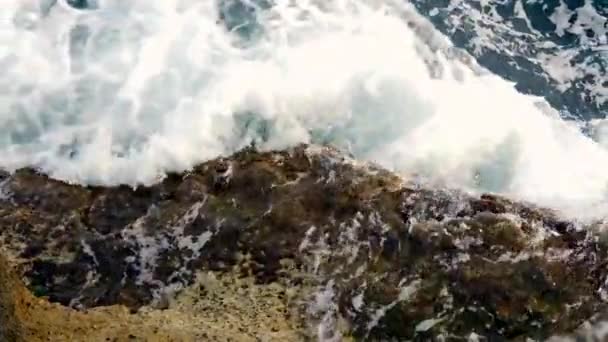 Olas Mar Azul Golpeando Las Rocas Cámara Lenta — Vídeo de stock