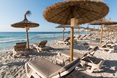 Şemsiyeler ve deniz manzarası Sa Coma, Mayorka 'da