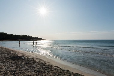 Sahil, insanlar ve deniz manzarası Sa Coma, Mayorka