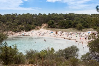 Santanyi, Majorca 'da insanlarla ve deniz manzarasıyla dolu bir sahil.