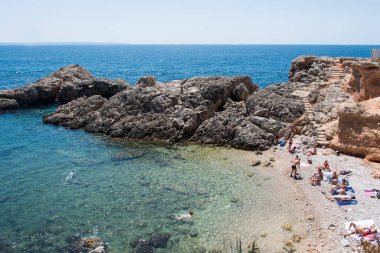 Punta Negra, Calvia, Mayorka 'da deniz manzarası ve insanlarla dolu bir sahil.