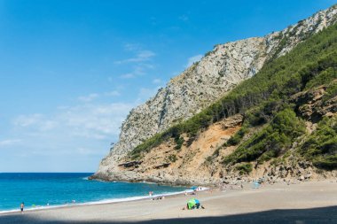 Coll Baix, Alcudia, Mayorka 'daki dağlar ve deniz manzarası