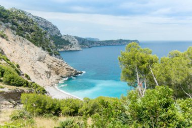 Coll Baix, Alcudia, Mayorka 'daki dağlar ve deniz manzarası