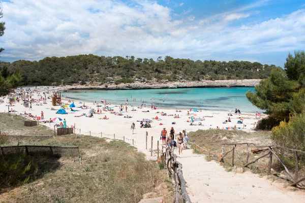 Santanyi, Majorca 'da insanlarla ve deniz manzarasıyla dolu bir sahil.